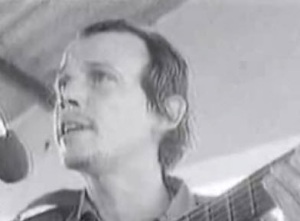 Silvio Rodríguez cantando en Angola en 1977. Imagen tomada de un video